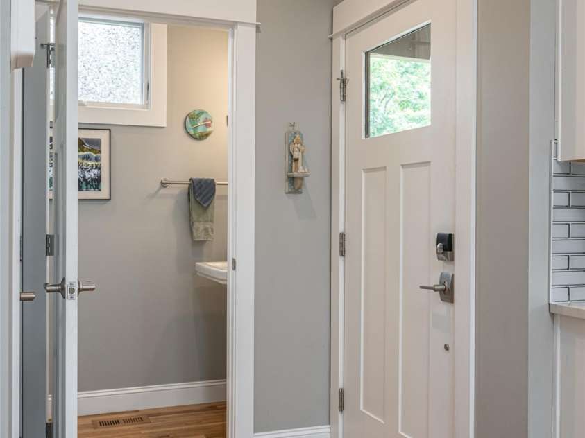 309 Ava Lane, Asheville, NC 28804.  MLS# CAR4406925, YatesRealty ID 42543. Entrway