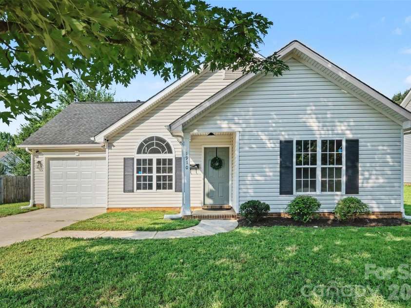 1910 Olsen Lane, Charlotte, NC 28213.  MLS# CAR4402471, YatesRealty ID 42545. 