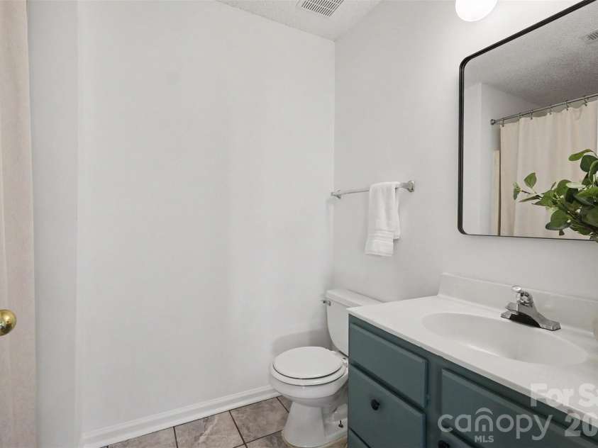 1910 Olsen Lane, Charlotte, NC 28213.  MLS# CAR4402471, YatesRealty ID 42545. Ensuite full bath