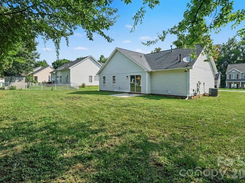 1910 Olsen Lane, Charlotte, NC 28213.  MLS# CAR4402471, YatesRealty ID 42545. Large, flat, and private yard