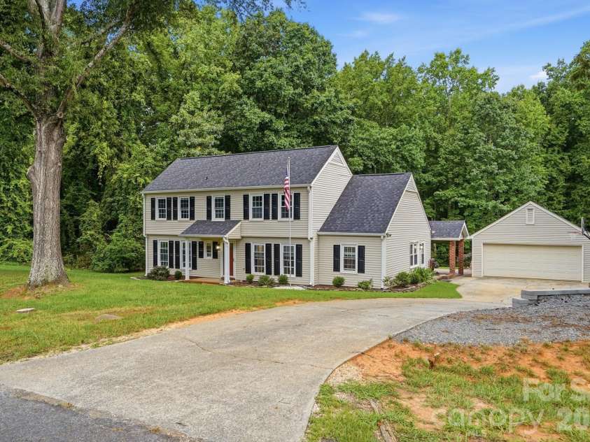 10211 Meadow Hollow Drive, Charlotte, NC 28227.  MLS# CAR4410813, YatesRealty ID 42548. 
