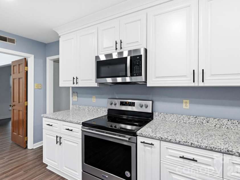 10211 Meadow Hollow Drive, Charlotte, NC 28227.  MLS# CAR4410813, YatesRealty ID 42548. 