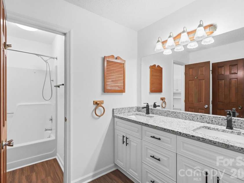 10211 Meadow Hollow Drive, Charlotte, NC 28227.  MLS# CAR4410813, YatesRealty ID 42548. 