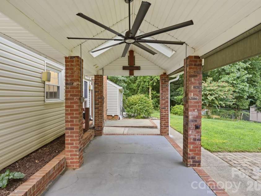 10211 Meadow Hollow Drive, Charlotte, NC 28227.  MLS# CAR4410813, YatesRealty ID 42548. 