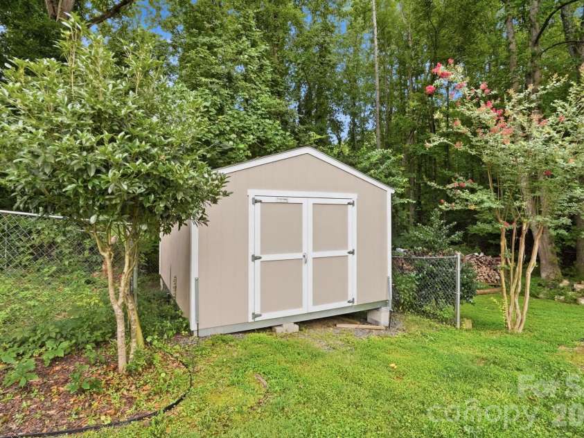 10211 Meadow Hollow Drive, Charlotte, NC 28227.  MLS# CAR4410813, YatesRealty ID 42548. 