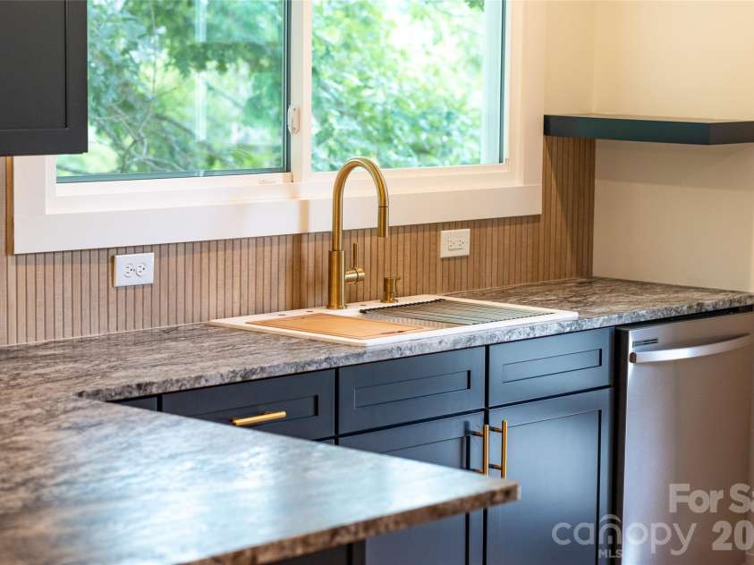 155 Oak Terrace, Arden, NC 28704.  MLS# CAR4411955, YatesRealty ID 42555. 