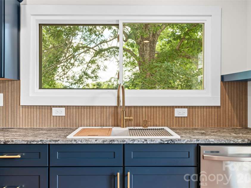 155 Oak Terrace, Arden, NC 28704.  MLS# CAR4411955, YatesRealty ID 42555. 