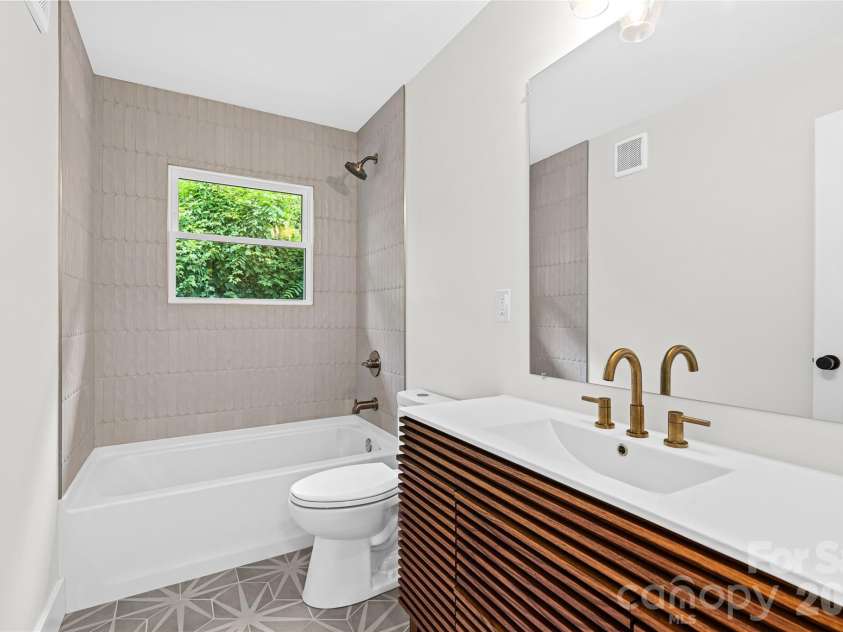 155 Oak Terrace, Arden, NC 28704.  MLS# CAR4411955, YatesRealty ID 42555. 