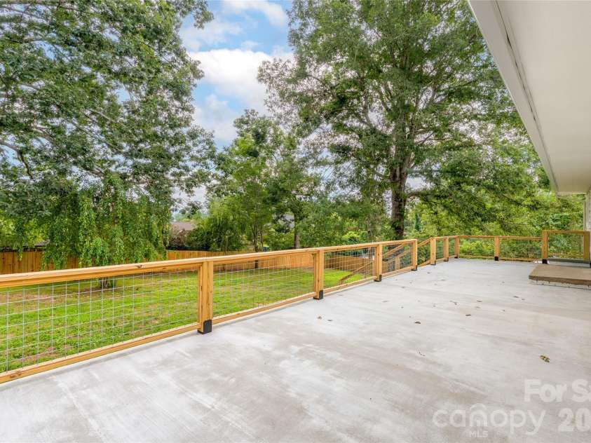 155 Oak Terrace, Arden, NC 28704.  MLS# CAR4411955, YatesRealty ID 42555. 