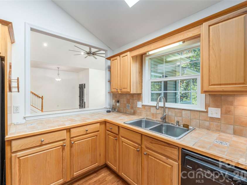 602 Hidden Springs Drive, Asheville, NC 28804.  MLS# CAR4401344, YatesRealty ID 42558. Bright and Functional