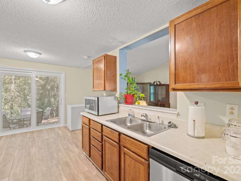 6836 Shiloh Ridge Lane, Charlotte, NC 28212.  MLS# CAR4314137, YatesRealty ID 42558. 