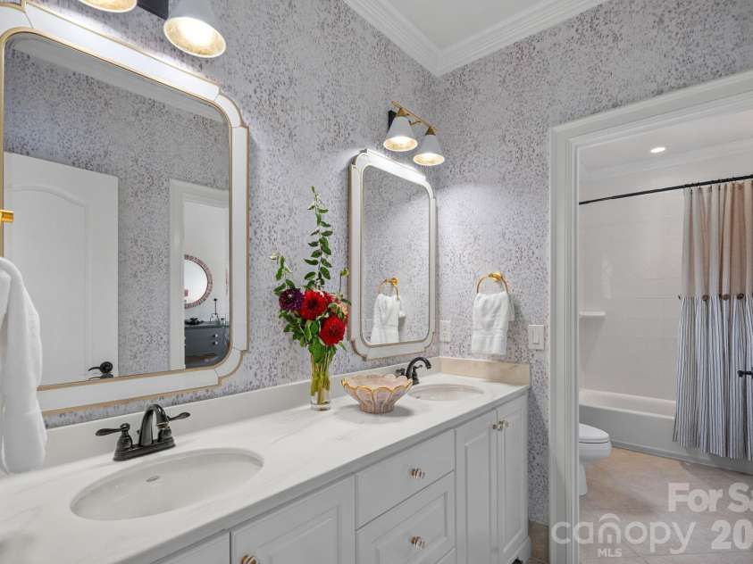 137 Torrence Chapel Road, Mooresville, NC 28117.  MLS# CAR4404777, YatesRealty ID 42559. Upper-Level Jack & Jill Bath