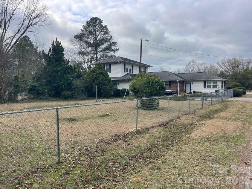 1529 Market Street, Cheraw, SC 29520.  MLS# CAR4358172, YatesRealty ID 4256. 