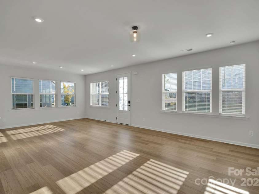 8817 Arrington Hall Drive, Charlotte, NC 28215.  MLS# CAR4312474, YatesRealty ID 42560. Lots of Natural Light