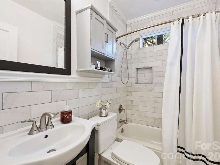 1621 Morningside Drive, Charlotte, NC 28205.  MLS# CAR4411145, YatesRealty ID 42561. 