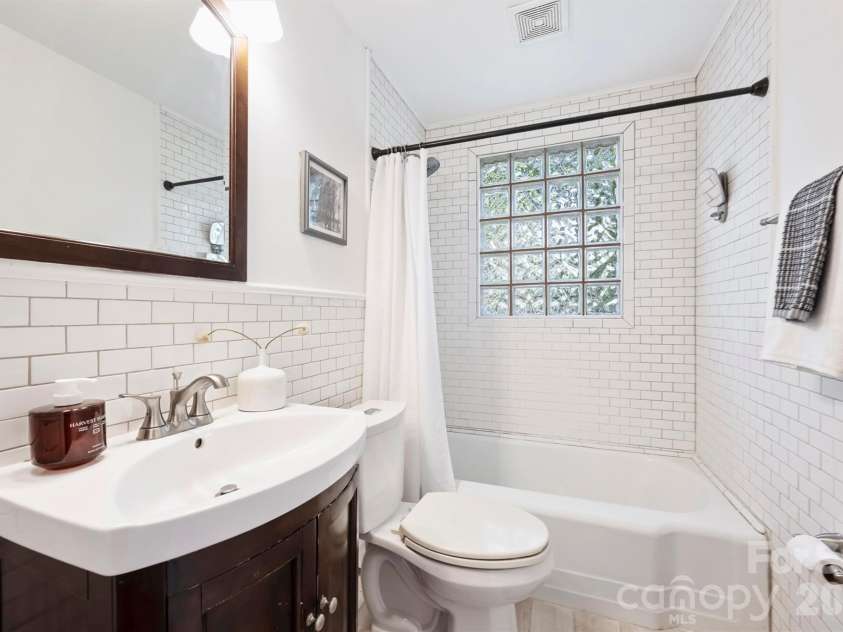 1621 Morningside Drive, Charlotte, NC 28205.  MLS# CAR4411145, YatesRealty ID 42561. 
