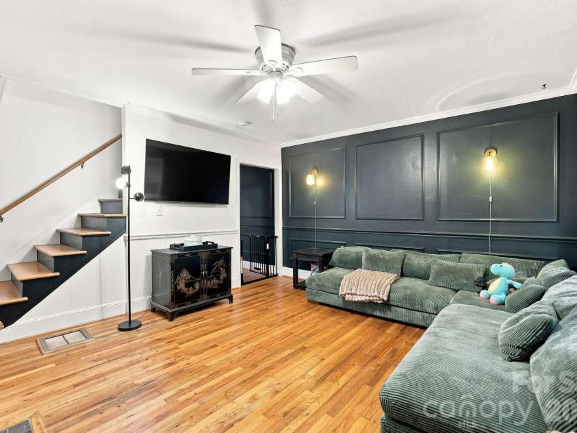 200 Laurel Avenue, Charlotte, NC 28207.  MLS# CAR4407711, YatesRealty ID 42564. 