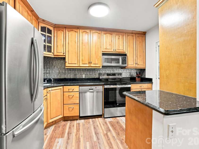 200 Laurel Avenue, Charlotte, NC 28207.  MLS# CAR4407711, YatesRealty ID 42564. 