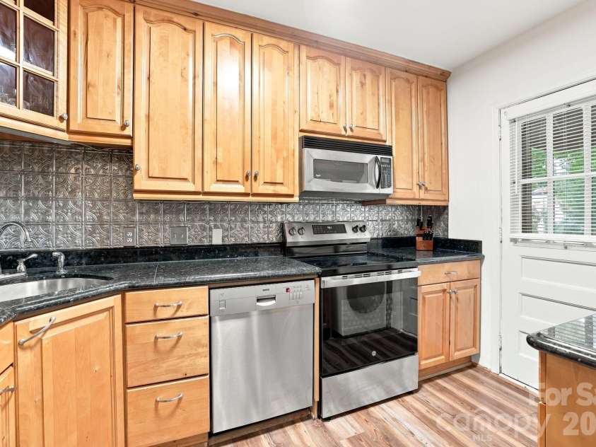 200 Laurel Avenue, Charlotte, NC 28207.  MLS# CAR4407711, YatesRealty ID 42564. 