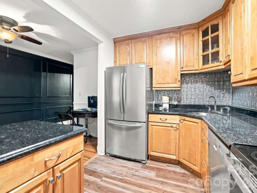 200 Laurel Avenue, Charlotte, NC 28207.  MLS# CAR4407711, YatesRealty ID 42564. 