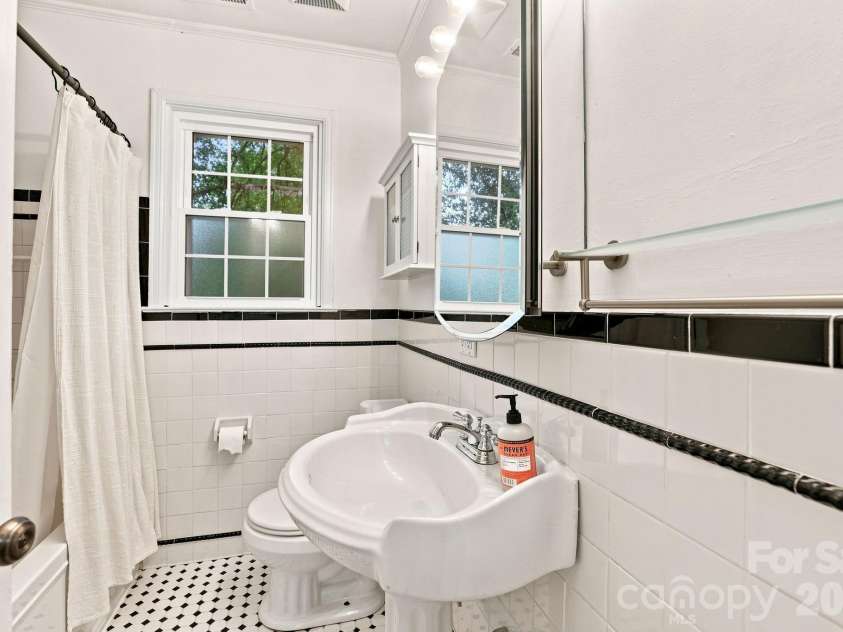 200 Laurel Avenue, Charlotte, NC 28207.  MLS# CAR4407711, YatesRealty ID 42564. 