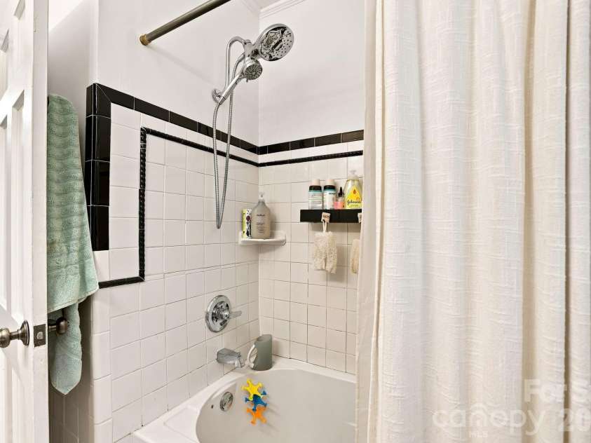 200 Laurel Avenue, Charlotte, NC 28207.  MLS# CAR4407711, YatesRealty ID 42564. 