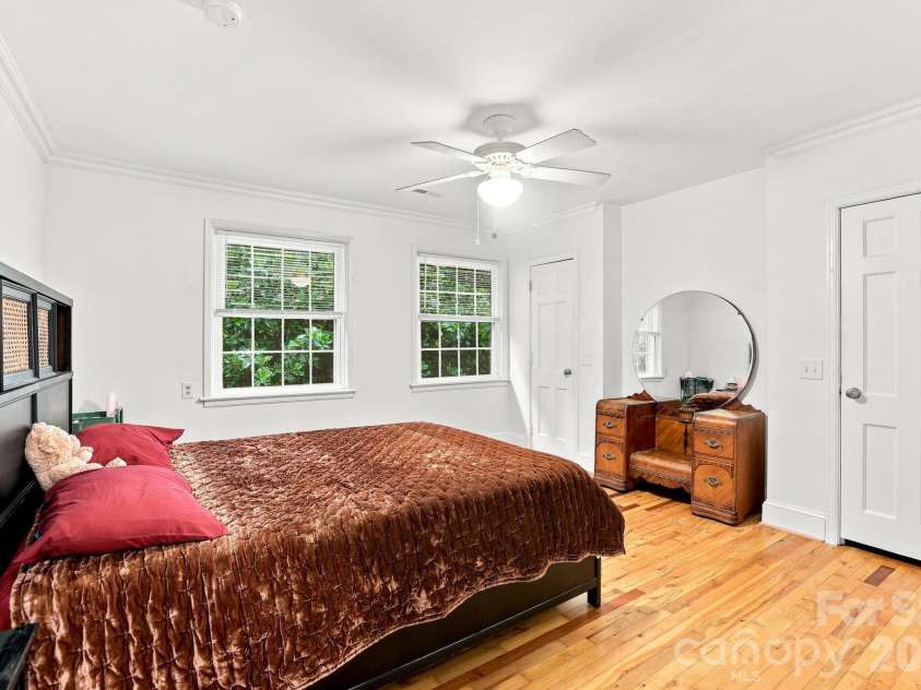 200 Laurel Avenue, Charlotte, NC 28207.  MLS# CAR4407711, YatesRealty ID 42564. 