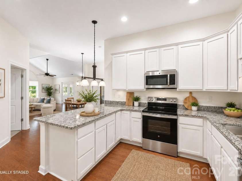 274 Lone Oak Circle, Rock Hill, SC 29732.  MLS# CAR4398102, YatesRealty ID 42568. Virtually staged kitchen