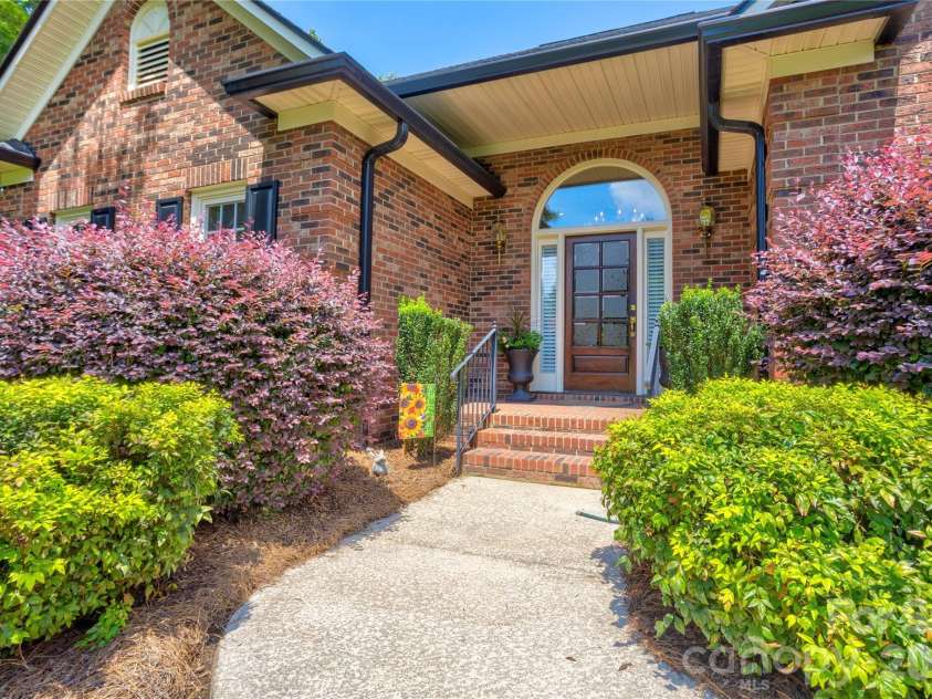 1152 Windsor Drive, Kannapolis, NC 28081.  MLS# CAR4411989, YatesRealty ID 42569. Beautiful entry way
