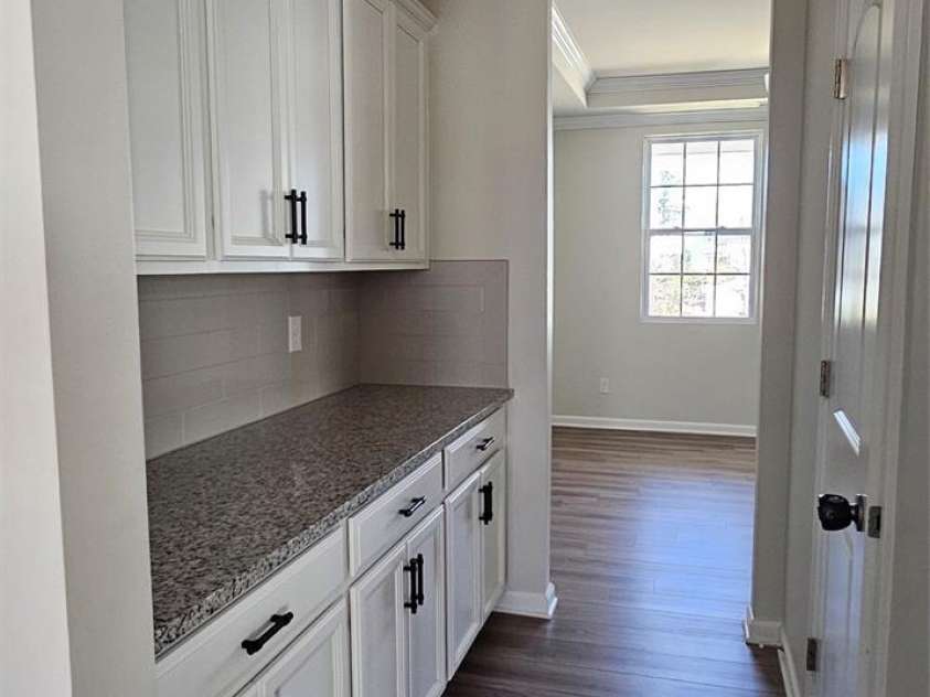 19113 Hawk Haven Lane, Charlotte, NC 28278.  MLS# CAR4358216, YatesRealty ID 4257. Butler pantry