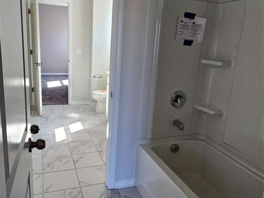 19113 Hawk Haven Lane, Charlotte, NC 28278.  MLS# CAR4358216, YatesRealty ID 4257. Jack and Jill full bath