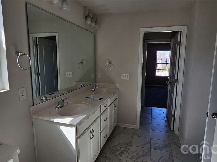 19113 Hawk Haven Lane, Charlotte, NC 28278.  MLS# CAR4358216, YatesRealty ID 4257. Jack and Jill full bath