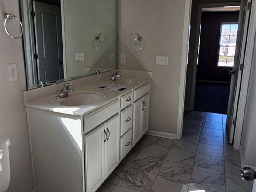 19113 Hawk Haven Lane, Charlotte, NC 28278.  MLS# CAR4358216, YatesRealty ID 4257. Jack and Jill full bath