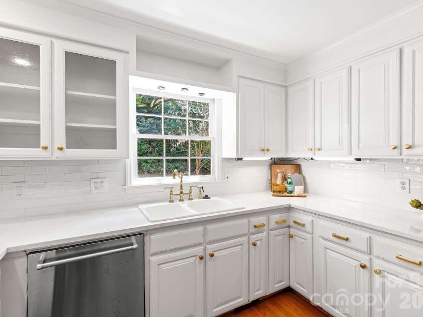 5901 Grosner Place, Charlotte, NC 28211.  MLS# CAR4391756, YatesRealty ID 42575. 