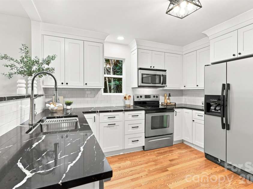 1815 Arnold Drive, Charlotte, NC 28205.  MLS# CAR4409819, YatesRealty ID 42577. 