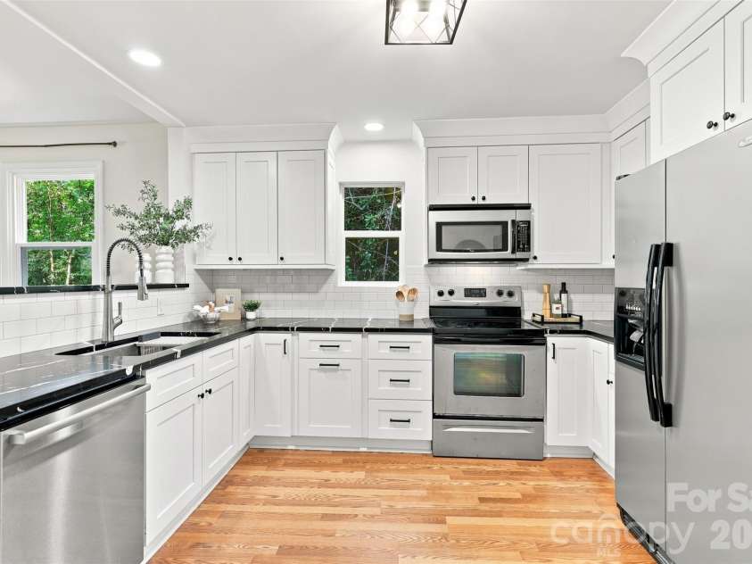 1815 Arnold Drive, Charlotte, NC 28205.  MLS# CAR4409819, YatesRealty ID 42577. 
