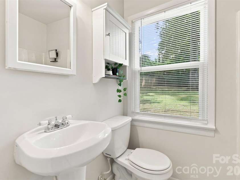 1815 Arnold Drive, Charlotte, NC 28205.  MLS# CAR4409819, YatesRealty ID 42577. 