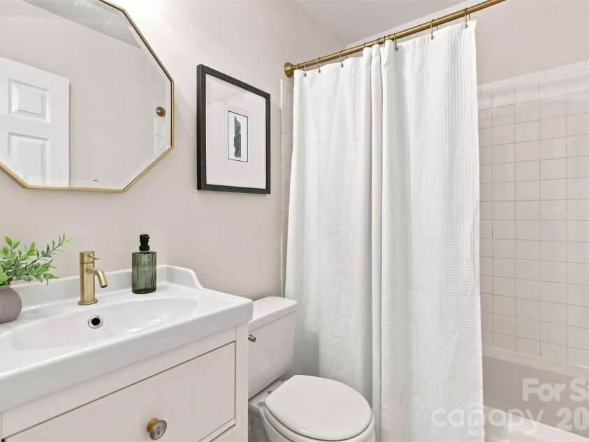 1815 Arnold Drive, Charlotte, NC 28205.  MLS# CAR4409819, YatesRealty ID 42577. 