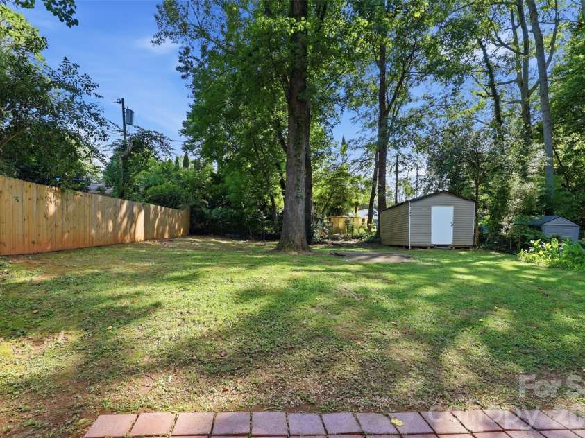 1815 Arnold Drive, Charlotte, NC 28205.  MLS# CAR4409819, YatesRealty ID 42577. 