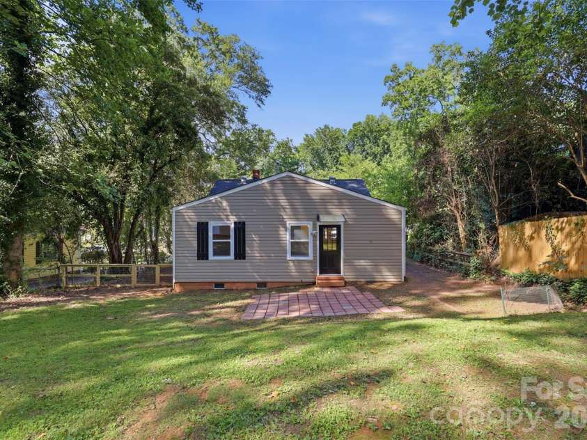 1815 Arnold Drive, Charlotte, NC 28205.  MLS# CAR4409819, YatesRealty ID 42577. 