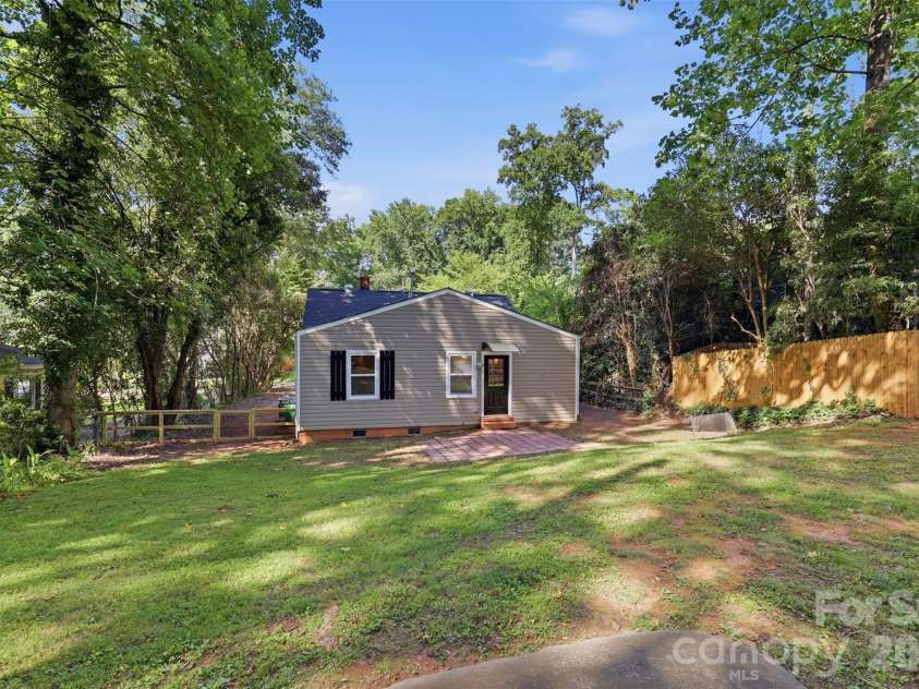 1815 Arnold Drive, Charlotte, NC 28205.  MLS# CAR4409819, YatesRealty ID 42577. 