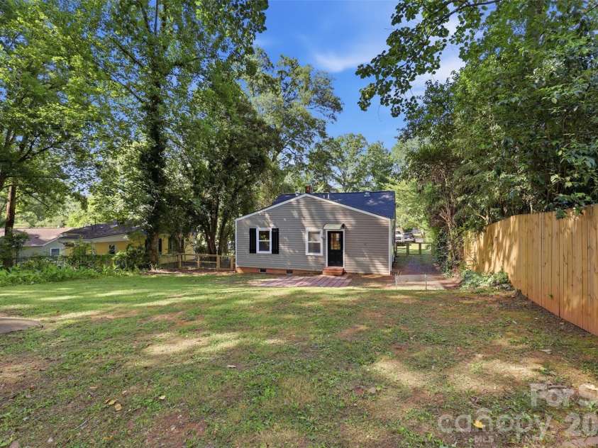 1815 Arnold Drive, Charlotte, NC 28205.  MLS# CAR4409819, YatesRealty ID 42577. 