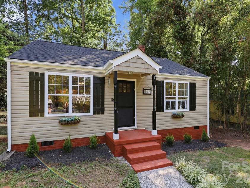 1815 Arnold Drive, Charlotte, NC 28205.  MLS# CAR4409819, YatesRealty ID 42577. 