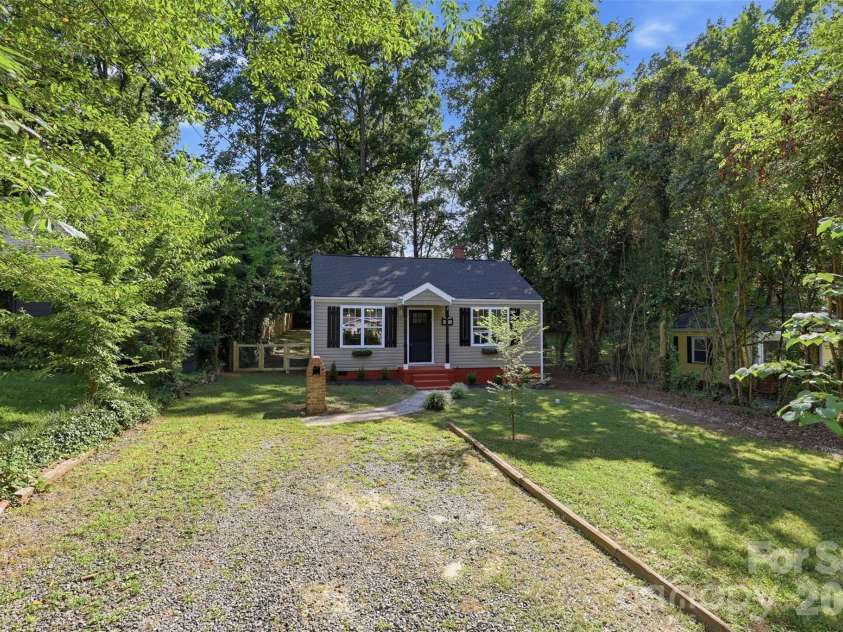 1815 Arnold Drive, Charlotte, NC 28205.  MLS# CAR4409819, YatesRealty ID 42577. 