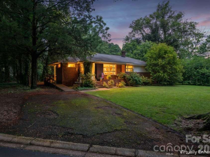 139 Southwold Drive, Charlotte, NC 28217.  MLS# CAR4403152, YatesRealty ID 42582. 