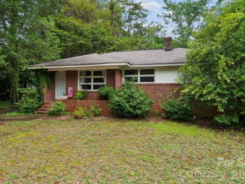 139 Southwold Drive, Charlotte, NC 28217.  MLS# CAR4403152, YatesRealty ID 42582. 