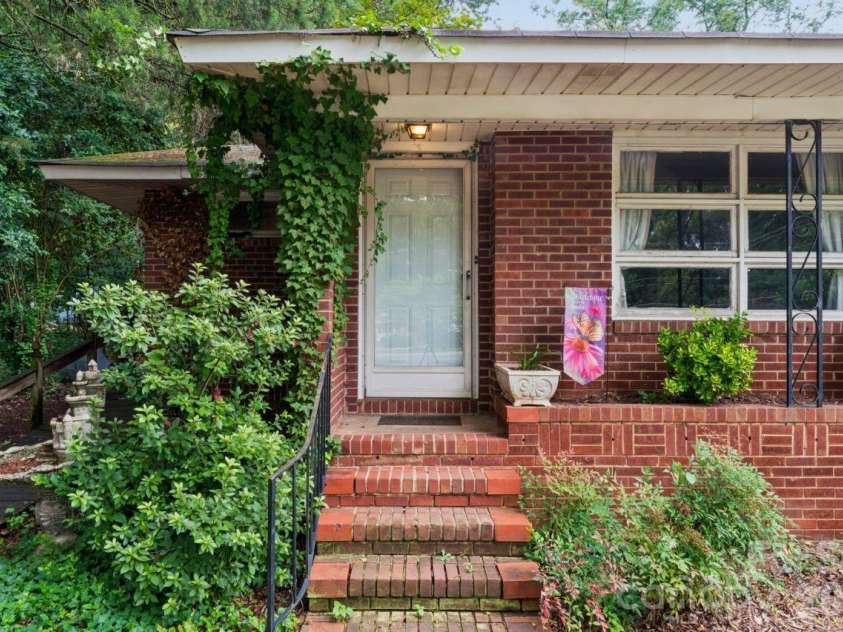 139 Southwold Drive, Charlotte, NC 28217.  MLS# CAR4403152, YatesRealty ID 42582. 
