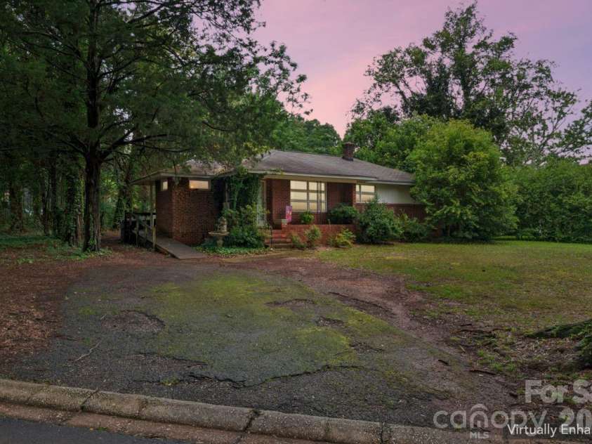 139 Southwold Drive, Charlotte, NC 28217.  MLS# CAR4403152, YatesRealty ID 42582. 