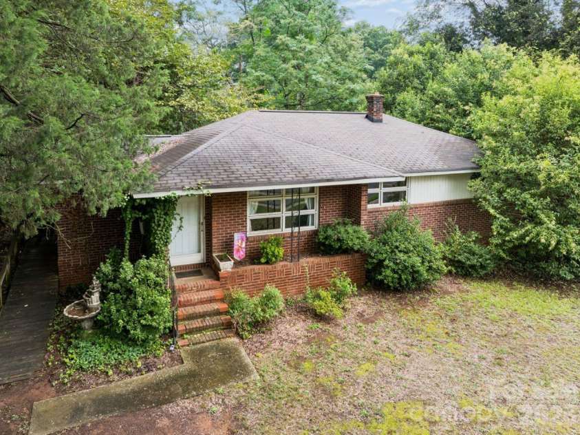 139 Southwold Drive, Charlotte, NC 28217.  MLS# CAR4403152, YatesRealty ID 42582. 