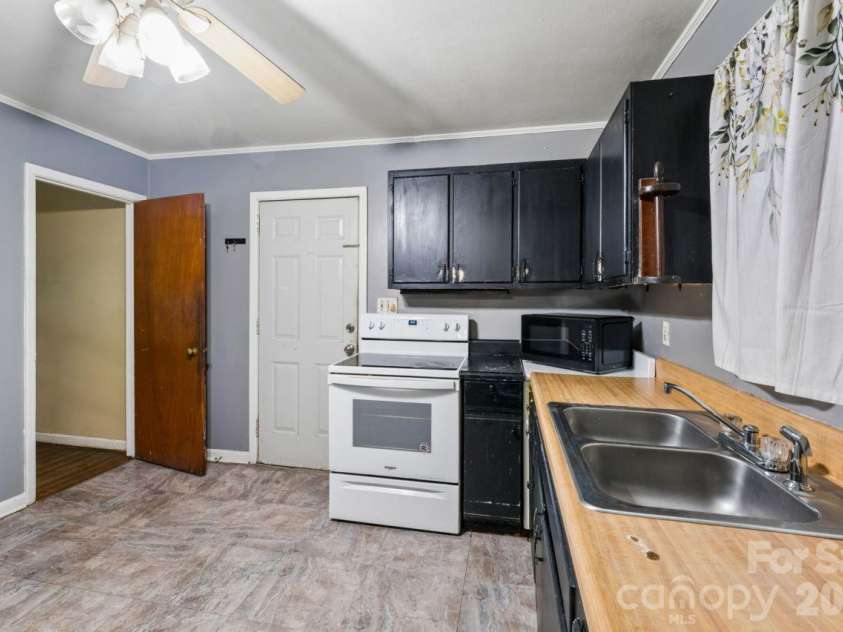 139 Southwold Drive, Charlotte, NC 28217.  MLS# CAR4403152, YatesRealty ID 42582. 